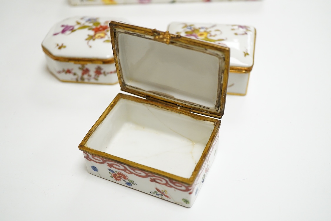 Three early 20th century French porcelain snuff boxes with floral decoration, 7cm wide